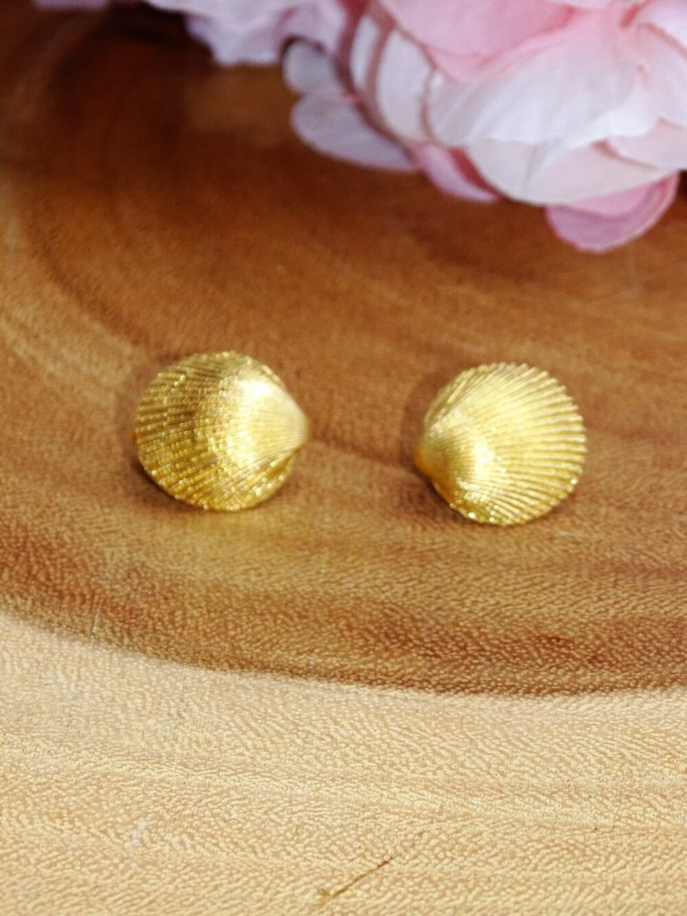 💕TRIFARI Signed Clip On Seashell Earrings 1970's